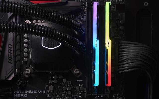 Памет G.SKILL Trident Z RGB 32GB(2x16GB) DDR4 PC4-25600 3200MHz CL16 F4-3200C16D-32GTZR